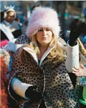  ?? MICHAEL DWYER/AP ?? Actor Jennifer Coolidge waves Saturday during a parade in her honor in Cambridge, Massachuse­tts.