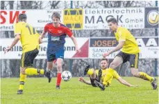  ?? FOTO: PETER SCHLIPF ?? Schwabsber­g (blaues Trikot) möchte wieder siegen.