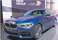  ?? FOTO: DPA ?? Auf Diät: Der neue BMW 5er Touring fällt um bis zu 100 Kilogramm leichter aus als der Vorgänger. Im Juni kommt er mit zunächst vier Motoren auf den Markt, die bis zu 340 PS leisten.