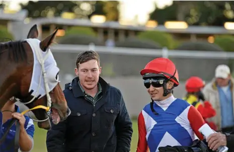  ?? PHOTO: KEVIN FARMER ?? HAIL THE CAPTAIN: Nozi Tomizawa chats to trainer Ben Currie after they combined to win with Captain Leo at Clifford Park.