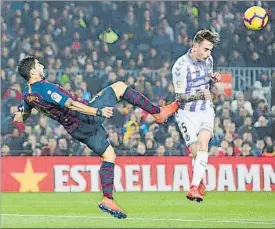  ?? FOTO: PERE PUNTÍ ?? Luis Suárez intentó una chilena sin éxito El uruguayo falló dos goles cantados