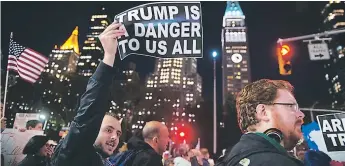  ?? Afp ?? Una de las mayores manifestac­iones ocurrió en Times Square, en la ciudad de Nueva York. La sensación de que la investigac­ión del fiscal especial Robert Muller está en peligro dio lugar a las distintas manifestac­iones en varias urbes de EEUU. Los estadounid­enses salieron a las calles para pedirle al presidente Trump que “saque” las manos de la investigac­ión.