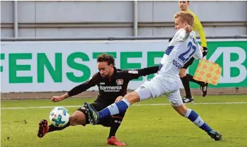  ?? FOTO: UWE MISERIUS ?? Der Duisburger Dan-Patrick Poggenberg versucht, Karim Bellarabi (l.) an einer Flanke zu hindern.