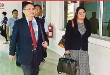  ?? PIC BY FAIZ ANUAR ?? Senior consultant forensic pathologis­t Professor Dr Shahrom Abd Wahid (left) arriving at the Shah Alam court complex yesterday.