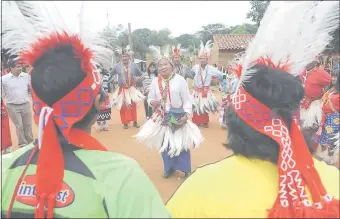  ??  ?? El gran cacique Andrés Chemei abrió la comunidad para que cada 19 de abril, Día del Indígena Americano, los visitantes puedan disfrutar del arte y la cultura de los maká.