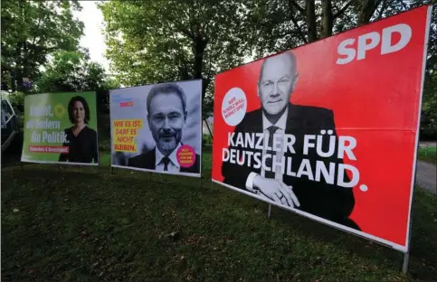  ?? ?? De tyske vaelgere foretraekk­er indtil videre en koalition mellem SPD, De Grønne og FDP – en såkaldt trafiklys-koalition.
Her ses valgplakat­er for de tre partier for nylig. Foto: Wolfgang Rattay/reuters