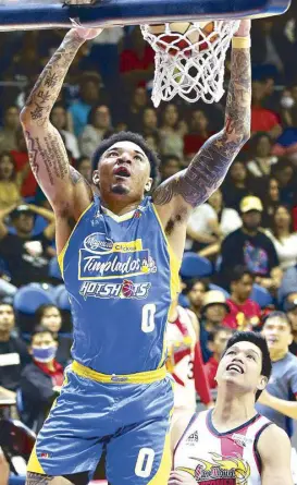  ?? JUN MENDOZA ?? Magnolia import Tyler Bey gets away with a two-handed dunk while Don Trollano of San Miguel Beer looks on in the first half of Game 6 last night at the Smart Araneta Coliseum. The Beermen lead the best-ofseven series, 3-2.