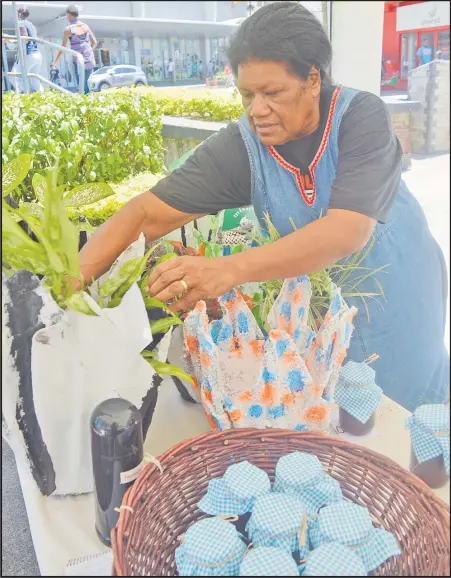  ?? Pictures: MATILDA SIMMONS ?? Laisani Kabakoro sets up her products. INSET: Some of the products she makes and sells.