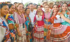  ??  ?? Durante la celebració­n, estuvieron presentes el gobernador Alejandro Murat y la escritora Beatriz Gutiérrez Müller (tercera de izq. a der.).