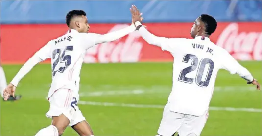  ??  ?? Rodrygo y Vinicius celebran el 1-1 anotado por el segundo, ayer, durante el Real Madrid-Real Sociedad.