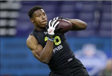  ?? MICHAEL CONROY — THE ASSOCIATED PRESS ?? UCLA running back Joshua Kelley runs a drill at the NFL scouting combine Feb. 28in Indianapol­is.