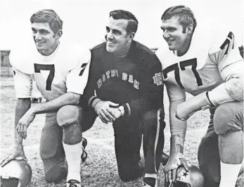  ?? 1969 AP PHOTO ?? Ara Parseghian coached Notre Dame stars such as Joe Theismann, left, and Mike McCoy.