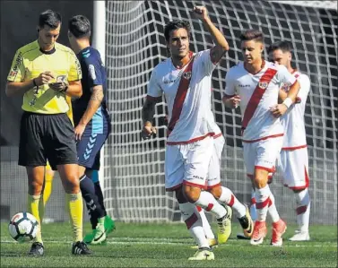  ??  ?? FIN DE LA SEQUÍA. Trejo anotó el 1-0 y terminó con los 450 minutos de sequía rayista.