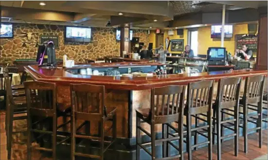  ?? KEVIN TUSTIN — DIGITAL FIRST MEDIA ?? The main bar of the Riddle Ale House. The legendary restaurant and watering hole on Baltimore Pike beside the Granite Run Mall will close its doors.