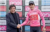  ?? (LaPresse) ?? Premiazion­e Urbano Cairo con Geraint Thomas