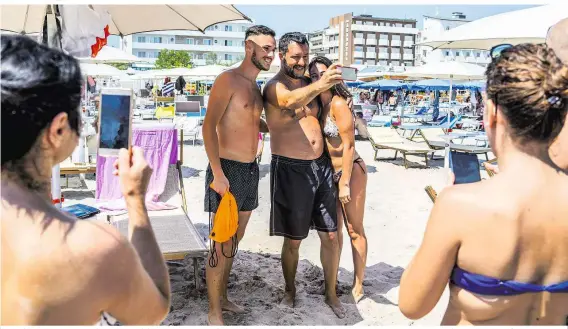  ??  ?? Der beliebte, aber auch umstritten­e Innenminis­ter in Badehosen bei den Italienern. Matteo Salvini, ein ganz normaler Urlauber oder schon eiserner Wahlkämpfe­r? Deeskalati­on.