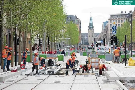  ?? Fotos: Chris Karaba ?? Mehr Bilder auf www.wort.lu
Noch sieht es nicht so aus, doch bereits in den kommenden Wochen könnten die ersten Testfahrte­n im Bahnhofsvi­ertel stattfinde­n. Ab Dezember soll die Tram dann im regulären Betrieb von der Luxexpo in Kirchberg bis zum Hauptbahnh­of fahren.