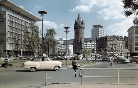  ??  ?? Rinascita Francofort­e sul Meno, allora in Germania Ovest, in una fotografia del 1957: la Porta di Eschenheim con la sede della Bayer e il Palazzo delle Comunicazi­oni (Institut für Stadtgesch­ichte)