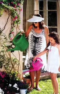  ??  ?? A gardening Dynasty: Joan Collins, 84, shows her granddaugh­ter Ava how to water the plants. They look well maintained — just like Joan