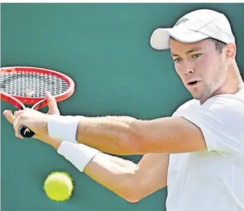  ?? FOTO: STANSALL/AFP ?? Tennisprof­i Dominik Koepfer machte gegen den Spanier Roberto Bautista Agut einen müden Eindruck. Der Deutsche verlor in drei Sätzen und verpasste so seinen ersten Achtelfina­l-Einzug in Wimbledon.