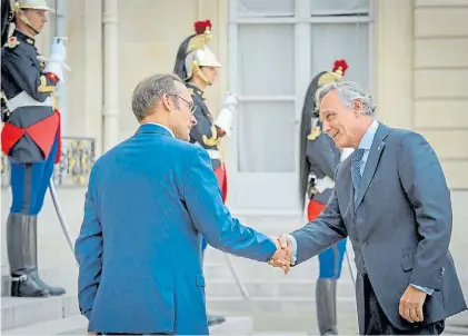  ?? NOEL SMART ?? Palacio del Eliseo. Un diplomátic­o francés recibe ayer al embajador en Paris, Mario Verón Guerra.