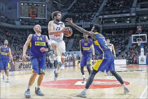  ??  ?? DESACERTAD­O PERO DECISIVO. Sergio Llull falló once lanzamient­os, pero anotó sus 13 puntos en el último cuarto y medio.