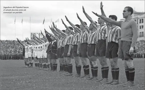  ??  ?? Jugadores del Español hacen el saludo fascista antes de comenzar un partido.
