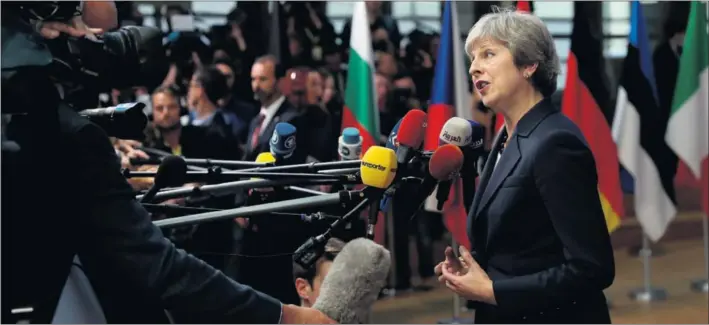  ?? / FRANCISCO SECO (AP) ?? La primera ministra británica, Theresa May, atiende a los medios a su llegada ayer a la cumbre de Bruselas.