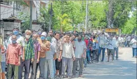  ?? AFP ?? People queue up to buy alcohol outside a liquor shop in Secunderab­ad on Wednesday.