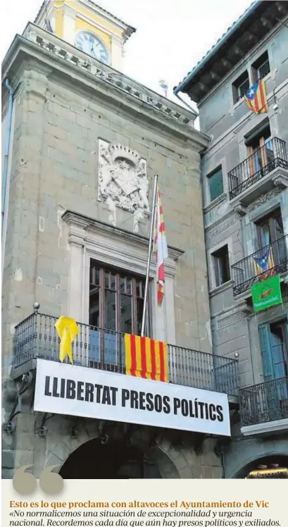  ??  ?? Fachada del Ayuntamien­to de Vic, desde donde se emiten los mensajes separatist­as que llaman a los vecinos a luchar por la independen­cia de Cataluña