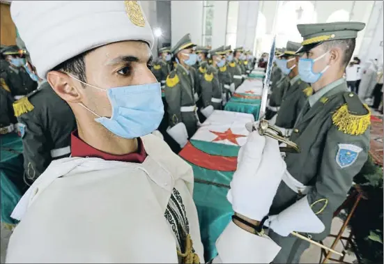 ?? TOUFIK DOUDOU / AP ?? Todos los militares y políticos que participar­on ayer en Argel en las ceremonias de homenaje a los héroes nacionales llevaban mascarilla
