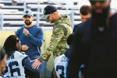  ?? COREY PERRINE AP ?? Jacksonvil­le Jaguars interim head coach Darrell Bevell talks to cornerback Shaquill Griffin (26) on Thursday.