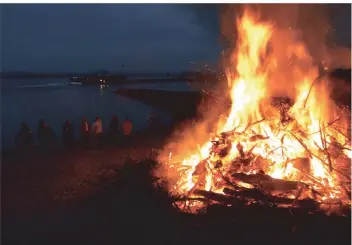  ?? ARCHIV-FOTO: EKKEHART MALZ ?? So sah das Osterfeuer an der Wacht am Rhein in Büderich aus.