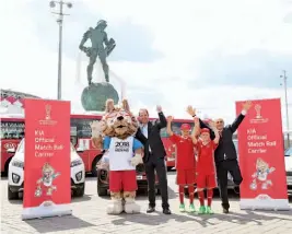  ??  ?? Entrega de vehículos. Más de 80 delegados de Kia Motors y FIFA estuvieron presentes en el estadio Spartak de Moscú durante la ceremonia de entrega de los vehículos.