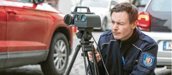  ?? Symbolfoto: Ralf Lienert ?? Raser müssen seit Ende April mit deutlich härteren Strafen rechnen. So droht Autofahrer­n etwa schnell ein Fahrverbot. Das will der Bundesverk­ehrsminist­er nun allerdings wieder ändern.