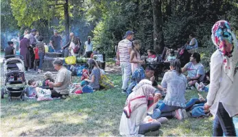  ?? FOTO: KULTURKÜCH­E AALEN E.V. ?? Am Bucher Stausee ließ die Gruppe den Ausflug gemütlich ausklingen.