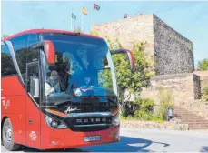  ??  ?? Die Bustour führt auch durch Malaga.