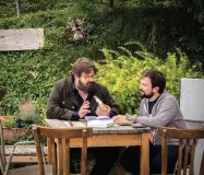  ?? C’è Prosecco c’è speranza Finché ?? Sul set Giuseppe Battiston è protagonis­ta di
il film girato nelle colline del Prosecco. E’ un giallo. Protagonis­ta l’ispettore Stucky