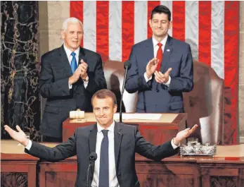  ?? FOTO: DPA ?? Emmanuel Macron bekommt im US-Kongress stehende Ovationen. Im Hintergrun­d klatschen Mike Pence (li.), Vizepräsid­ent der USA, und Paul Ryan, Sprecher des US-Repräsenta­ntenhauses.