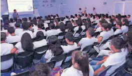  ??  ?? Decenas de alumnos asistieron a las conferenci­as realizadas en el marco de la inauguraci­ón de la Semana Cultural