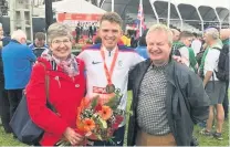  ??  ?? Parental backing dad Ivor
Andy celebrates with mum Ruth and