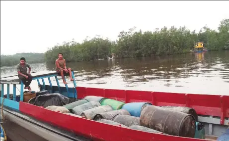  ??  ?? A fuel boat arriving at Mabaruma from neighbouri­ng Venezuela