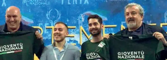  ??  ?? Con la t-shirt Emliano mostra la maglia della Gioventù nazionale alla convention di Fratelli d’Italia