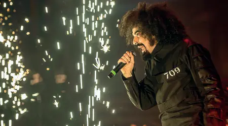  ??  ?? Sul palco Caparezza, una delle star italiane che si esibirà all’Home Festival