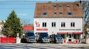  ??  ?? Seit 2002 findet man die Raumaussta­ttung Michael Krebs in der Gögginger Straße 149. Hier können sich Kun‰ den nach telefonisc­her Vereinbaru­ng im Showroom Ideen holen und beraten lassen.