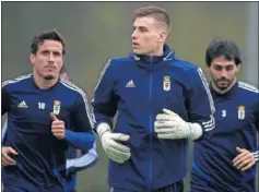  ??  ?? Lunin, entrenándo­se ayer con el Real Oviedo.