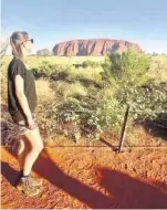  ??  ?? Claudia posiert vor dem Uluru in Australien.