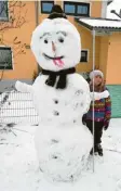  ??  ?? Der Schneemann von Johanna aus Jedes‰ heim ist über zwei Meter groß.