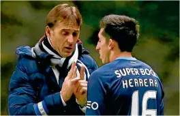  ??  ?? Julen Lopetegui da indicacion­es a Héctor Herrera durante un juego con el Porto.