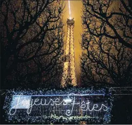  ?? CHRISTOPHE ARCHAMBAUL­T / AFP ?? Champ de Mars Entrada del mercado navideño del Campo de Marte, junto a la torre Eiffel, donde en los últimos meses se han reforzado las medidas de seguridad para evitar ataques terrorista­s